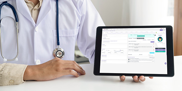 Profissional de saúde mostrando prontuário eletrônico em tablet.