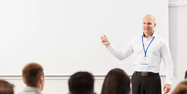 médico palestrando para grupo de pessoas