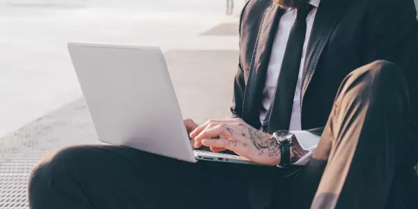 homem digitando no computador