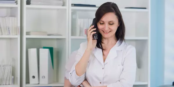 secretária médica ao telefone