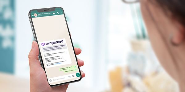 Paciente recebendo confirmação de consulta no celular através do sistema de agendamento médico